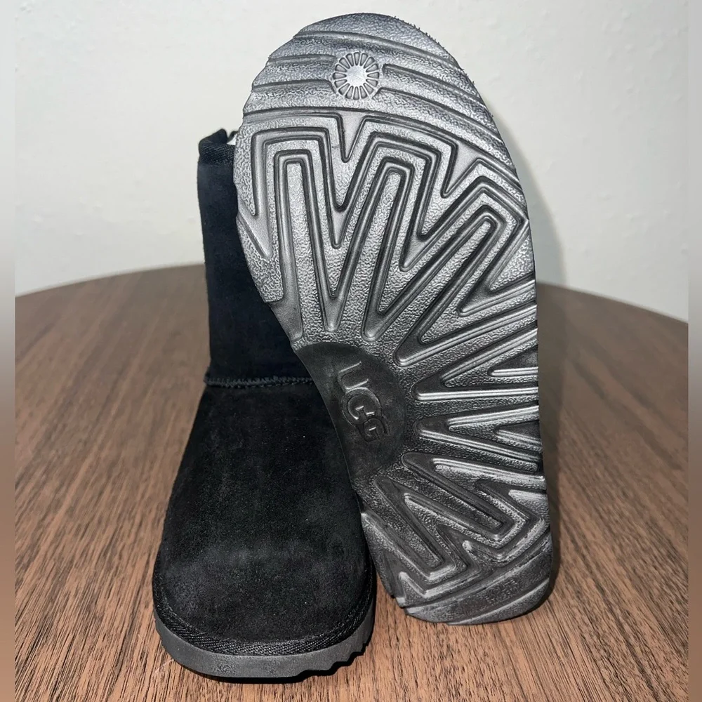 New Without‎ The Original Box Kids UGG Classic Short Black Boots Size 4